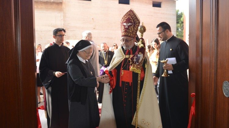 2023.05.16 Il Patriarca Minassian Benedice il nuovo altare della cappella della Scuola Hripsimiants