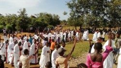 Menschen bei einer Eucharistiefeier in Kongo