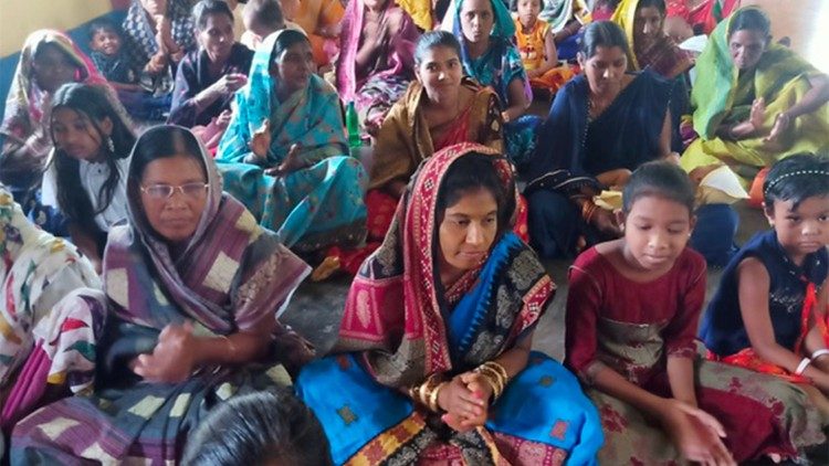 ஒடிசா ஆலயத்தில் செபிக்கும் கிறிஸ்தவ மக்கள் 