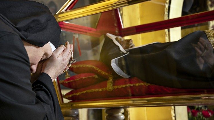 Ordensfrau beim Gebet