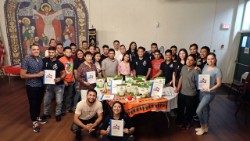 Os participantes no Projeto Quinoa recebem um pequeno livro de receitas e um saquinho de quinoa para levar para casa, após uma sessão sobre a nutrição e uma demonstração culinária (Foto: Catherine McWilliams)