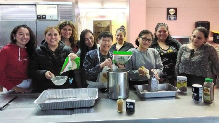 Suor Maria condivide varie ricette con i partecipanti, che hanno la possibilità di prepararle ed assaggiarle in classe. (Foto: Sr. Marilyn Soeder, DW