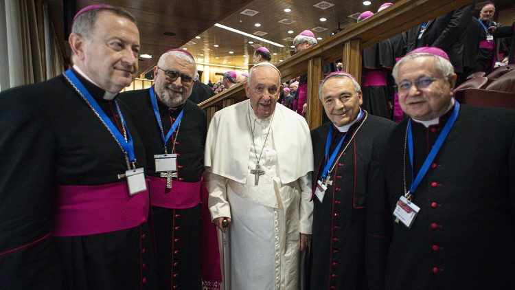 El Papa Francisco con los obispos de las zonas inundadas de Emilia-Romaña: de izquierda a derecha, monseñor Ghizzoni (de Rávena-Cervia), monseñor Mosciatti (de Imola), monseñor Corazza (de Forlì-Bertinoro), y monseñor Toso (de Faenza-Modigliana)