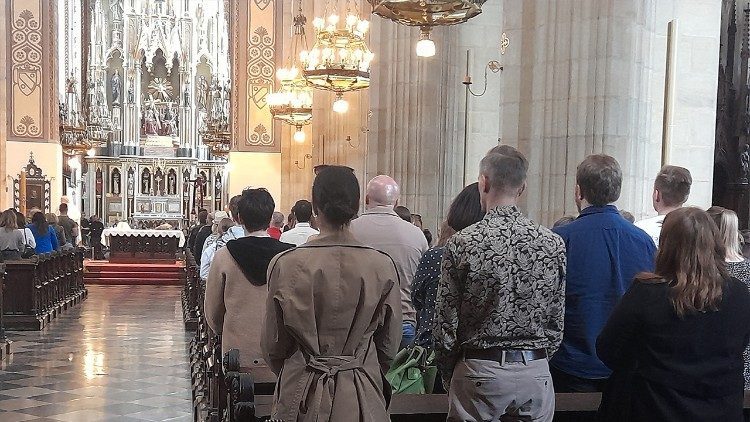 Kirchgänger in Krakau