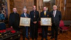 Hittig Gusztáv és Kovács Gergely okleveles posztulátor Székely János püspökkel a pápai kitüntetés átadó ünnepségén
