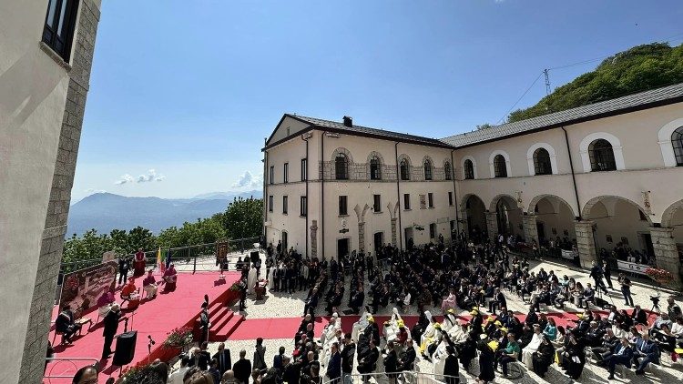 Il chiostro grande dell'Abbazia di Montevergine durante la cerimonia di accoglienza del cardinale Parolin