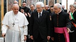 Papež Frančišek in italijanski predsednik Mattarellla, dobitnik nagrade Pavla VI. 2023