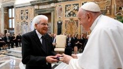 البابا فرنسيس يسلِّم الرئيس الإيطالي ماتاريلا جائزة بولس السادس الدولية ٢٩ أيار مايو ٢٠٢٣ 