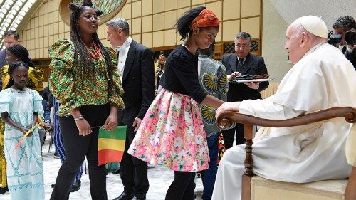Ferenc pápa afrikai gyermekekkel