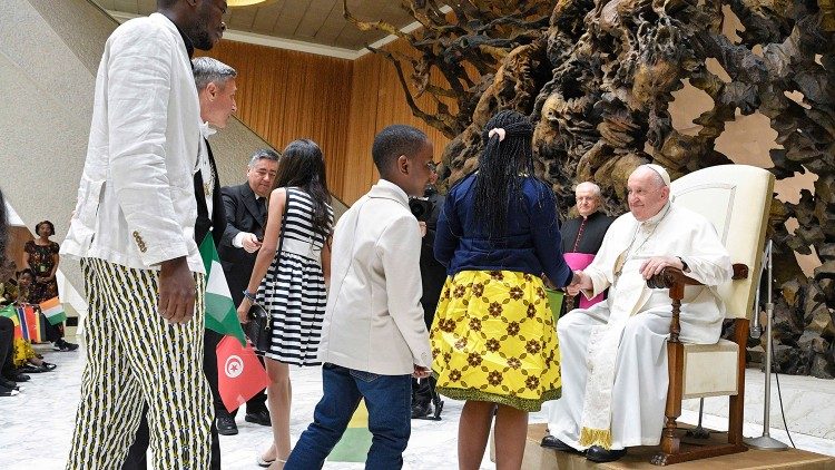 2023.05.29 SS. Papa Francesco - Bambini da diverse Nazioni africane, in occasione della "Giornata per l'Africa"