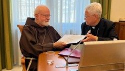 I cardinali O'Malley e You durante la firma dell'Accordo di collaborazione