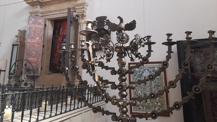 Leuchter in einer Synagoge von Krakau