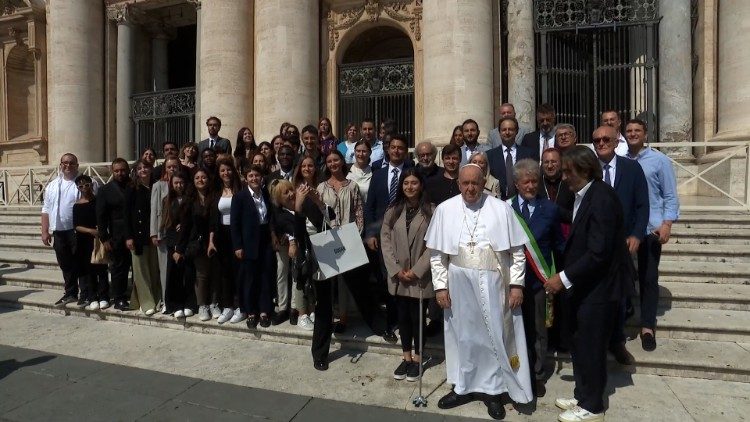 Pope Francis with participants in the Rondine Citadel of Peace initiative