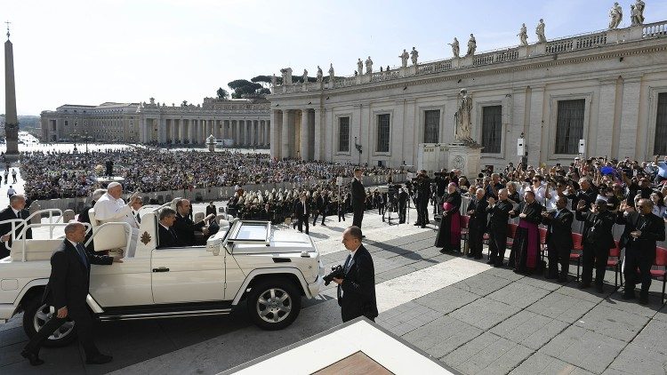 Ferenc pápa megérkezik a szerdai katekézisre  