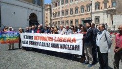 Movimientos pacifistas de inspiración católica se manifiestan por la paz ante la Cámara de Diputados italiana. 
