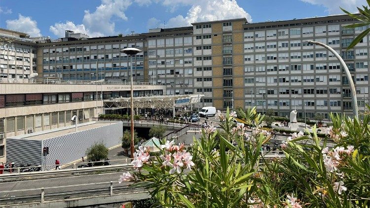 Papa Francisko anawashukuru wote wanaosali kwa ajili yake.