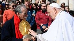 O Papa abençoa a Taça dos últimos por ocasião da Maratona de Roma em março passado