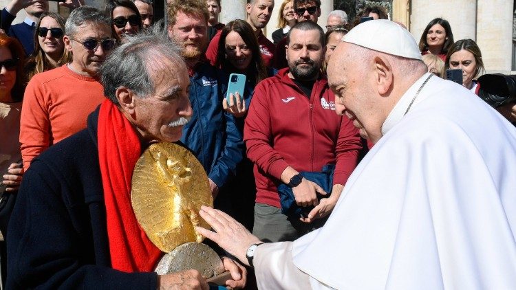 Il Papa benedice la Coppa degli Ultimi in occasione della Maratona di Roma del marzo scorso