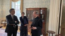 Nadbiskup William Lori zajedno s dr. Paolom Ruffinijem i dr. Natašom Govekar