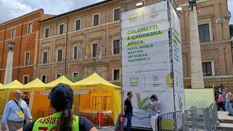 Obras em andamento na Via della Conciliazione para a montagem dos estandes da Coldiretti