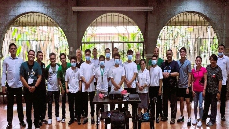 The Residents together with the DLSBPD Team and De La Salle Brothers from Residencia De La Salle Brothers Community (courtesy of Mr. Jose Ritche Bongcaron)