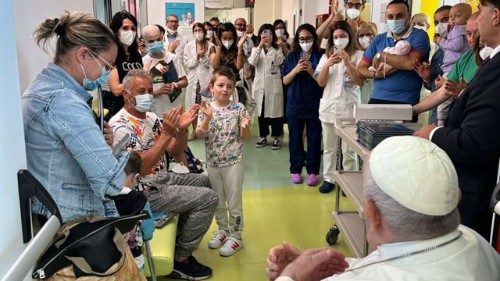 Gemelli-Klinik: Papst besucht krebskranke Kinder 