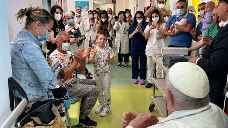 Der Papst besucht Kinder in der Gemelli-Klinik