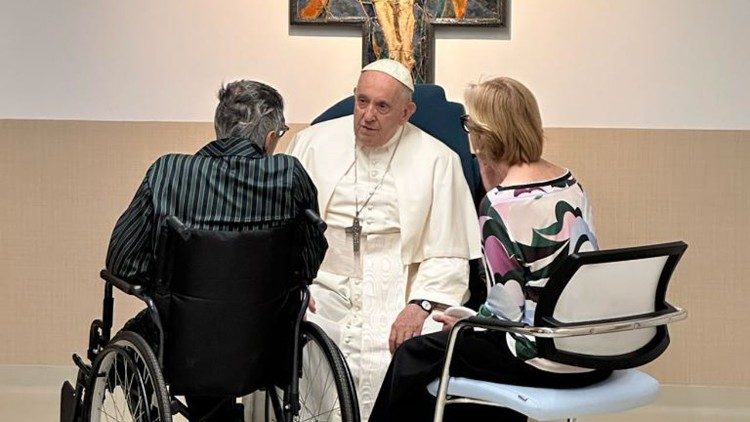 Папа Франциск в римской больнице им. Агостино Джемелли (Рим, 15 июня 2023 г.)