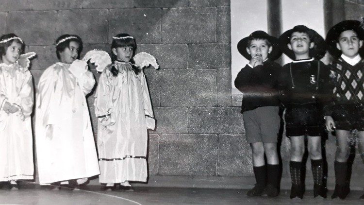 Children in times of peace during the 1970 Christmas play in the theatre of Via Poggio Mojano. The author is the first angel on the right