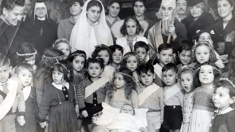 "Baby Jesus' parents were hiding with us". 1944 Christmas play with jewish participants (children, Madonna, Saint Joseph) and locals; Mother Elisabeth on left