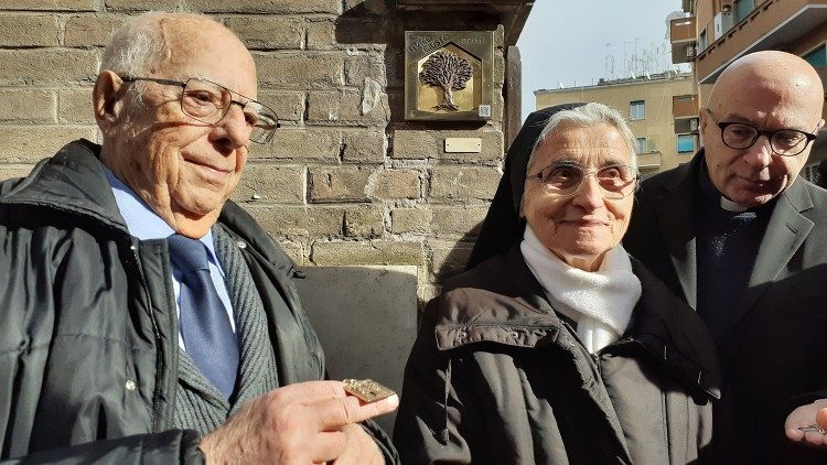 The current Mother Superior, Sr Clara Maria, in front of the entrance used by Jews; on the left, Lello Dell'Ariccia who hid in the convent with his mother and brother