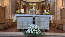 Beerdigung von Burkhard Scheffler auf dem Camposanto Teutonico im Vatikan: Die Urne vor dem Alter der Bruderschaftskirche