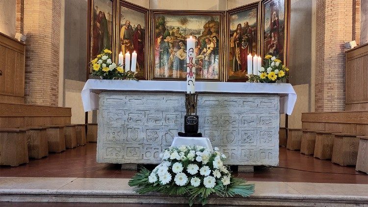 Beerdigung von Burkhard Scheffler auf dem Camposanto Teutonico im Vatikan: Die Urne vor dem Alter der Bruderschaftskirche