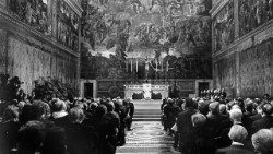 Paolo VI incontra il mondo dell’arte in Cappella Sistina, 23 giugno 1973 Foto © Vatican Media
