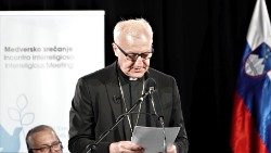 Ljubljanski pomožni škof Anton Jamnik med branjem končne deklaracije Foruma za dialog in mir na Balkanu.