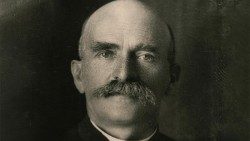 Dom Ndre Mjedja, meshtar e poet