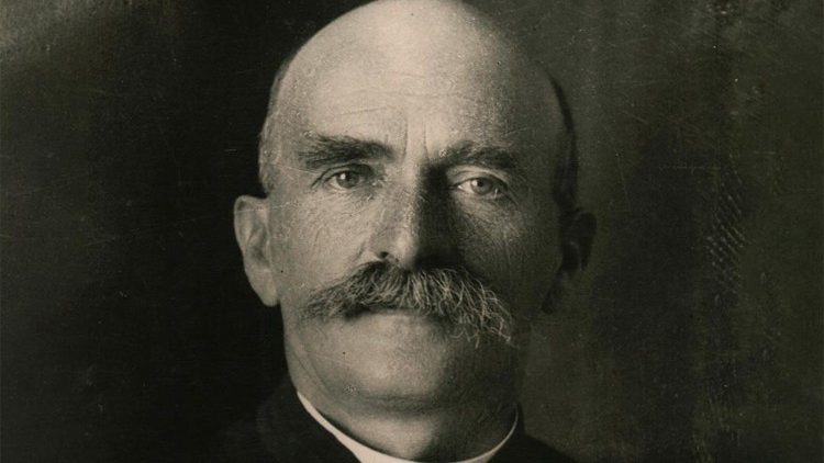 Dom Ndre Mjedja, meshtar e poet