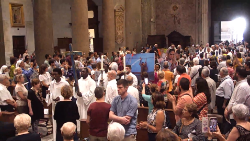 A procissão de entrada da cerimônia n a Basílica de Santa Maria in Trastevere, em Roma