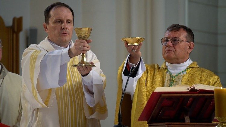 À gauche, le premier diacre permanent ordonné en Russie en juin 2023. 