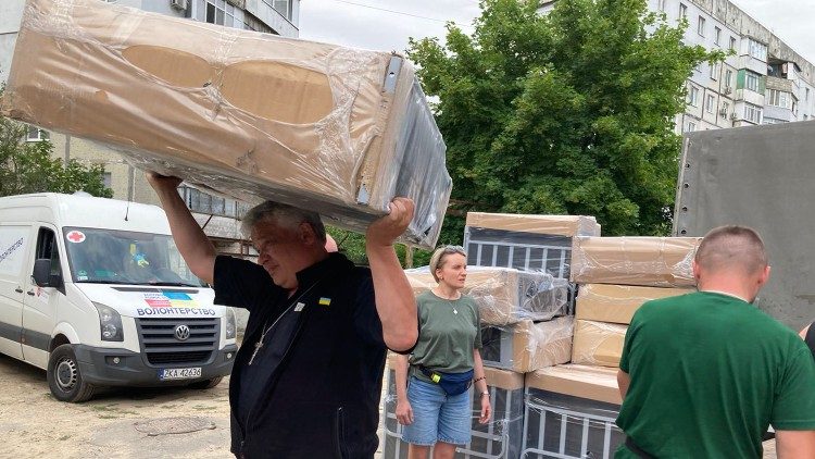 Kardinal Krajewski bringt Hilfsgüter nach Kherson (28.6.2023)