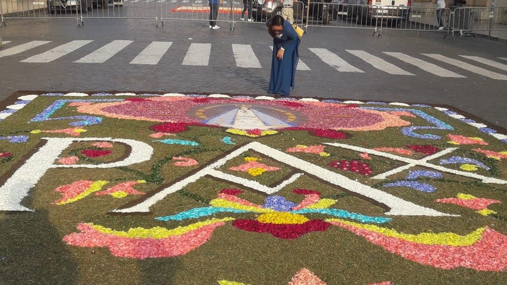 Tapetes confeccionados com pétalas de flores e outros materiais na Via da Conciliação e Praça Pio XII