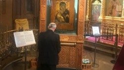 Cardeal zuppi em oração diante do ícone da Mãe de Deus, em Moscou, Il cardinale Zuppi. © Avvenire