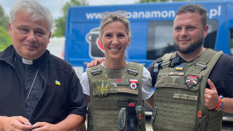 Kardynał Konrad Krajewski i wolontariusze z pomocą humanitarną w Hersoniu w 2023 roku