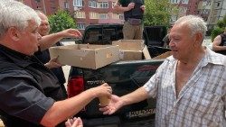 Kard. Konrad Krajewski podczas misji w Chersoniu