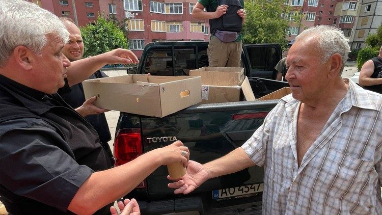 Kard. Konrad Krajewski podczas misji w Chersoniu