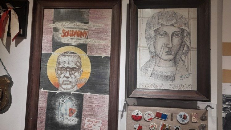 Zeichnungen über Popieluszkos Schreibtisch