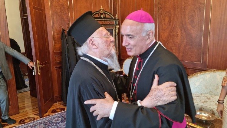 Вселенскиот цариградски патријарх Вартоломеј I и претседателот на Папската теолошка академија, епископот Антонио Стаљано 