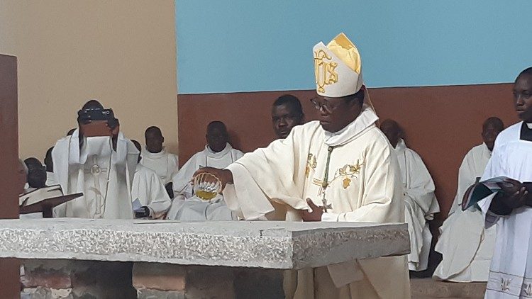  Mgr Bruno Ateba, évêque de Maroua - Makolo, au Cameroun, lors d'une célébration eucharistique