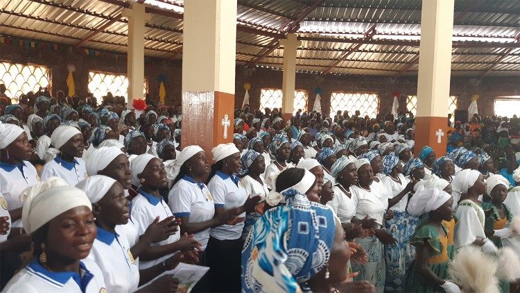 Des fidèles participants à la messe de dédicace de l'église paroissiale Saint-Pierre de Douroum