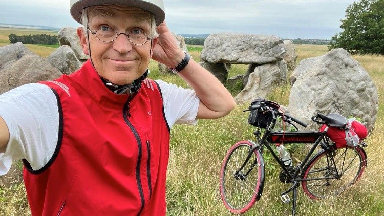 Domradio-Chefredakteur Ingo Brüggenjürgen will die christliche Friedensbotschaft mit einer Radwallfahrt an die große Glocke hängen